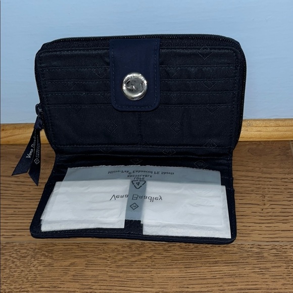 NWT Vera Bradley RFID Turlock Navy Quilted Wallet - Picture 2 of 4